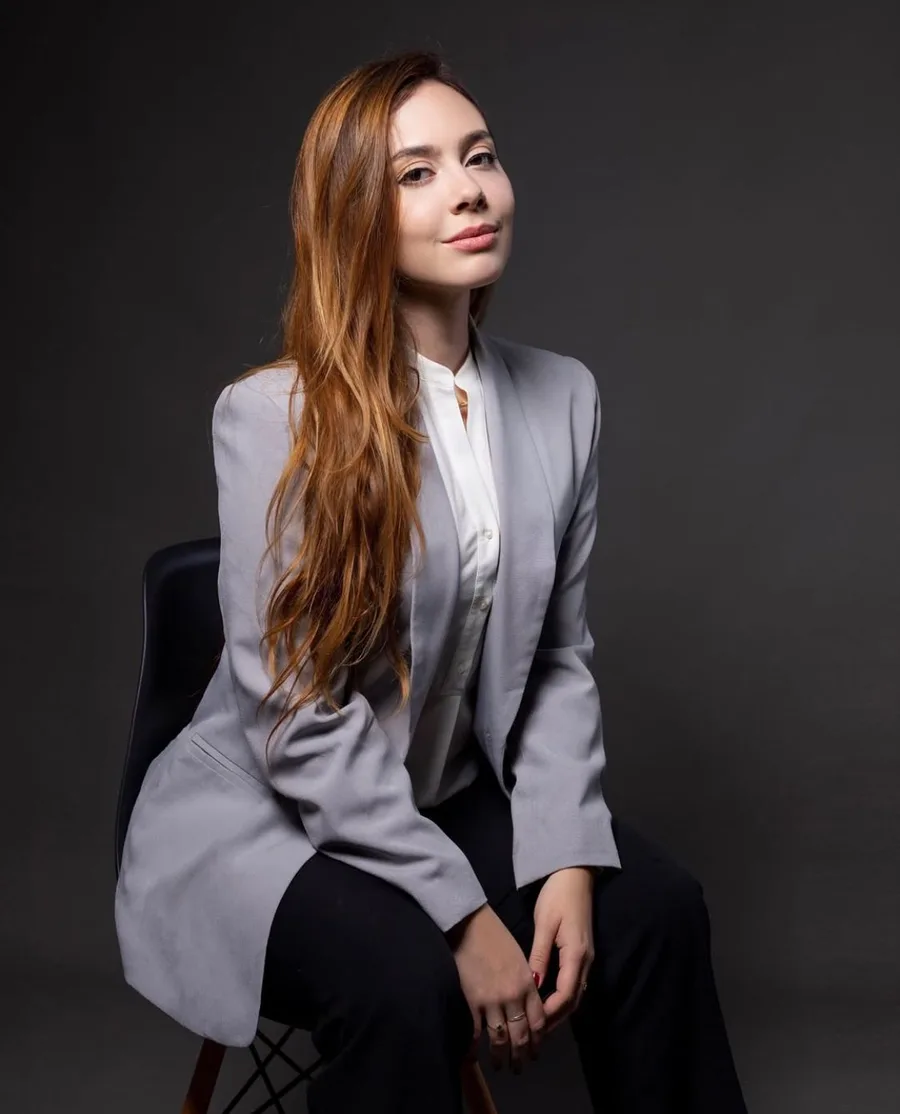 Ana Lobo, nutricionista, sentada em ambiente profissional, sorrindo